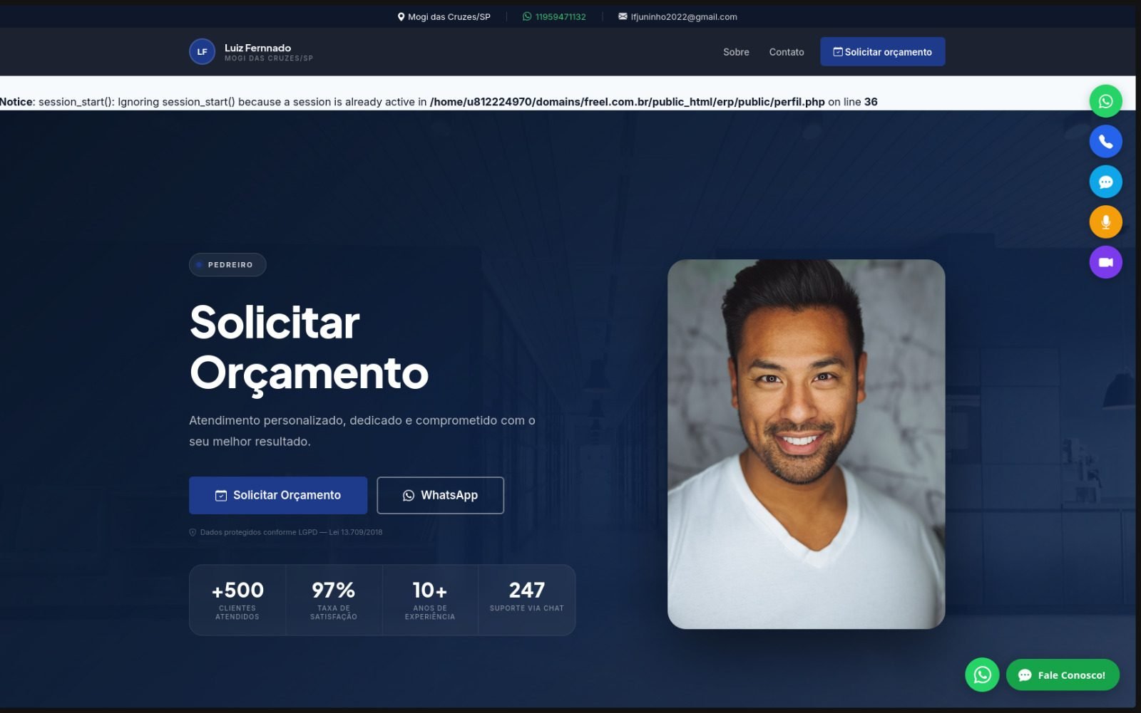 Médico acompanhando uma paciente idosa no corredor do consultório